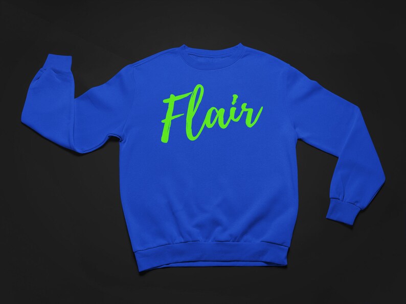 K&ouml;nnte beinhalten: Ein k&ouml;nigsblauer Pullover mit dem Wort "Flair" in leuchtendem Gr&uuml;n.