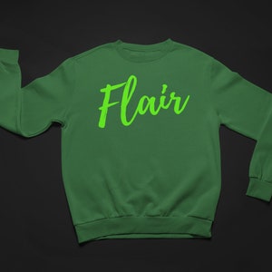 K&ouml;nnte beinhalten: Gr&uuml;ner Pullover mit dem Wort "Flair" in Neongr&uuml;n.