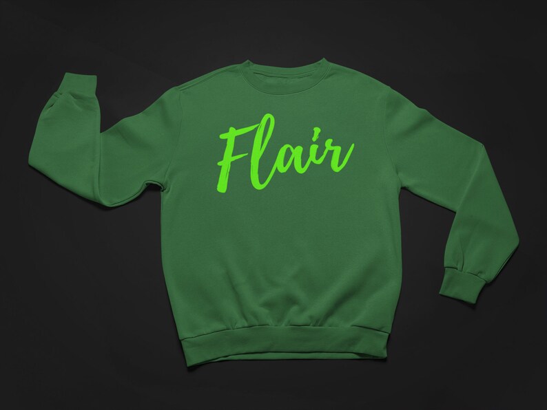 K&ouml;nnte beinhalten: Gr&uuml;ner Pullover mit dem Wort "Flair" in Neongr&uuml;n.