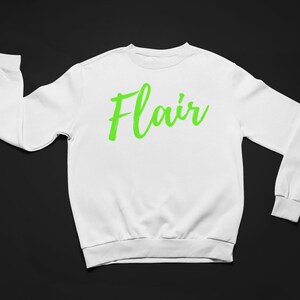K&ouml;nnte beinhalten: Wei&szlig;er Pullover mit einem gr&uuml;nen "Flair"-Aufdruck auf der Vorderseite.