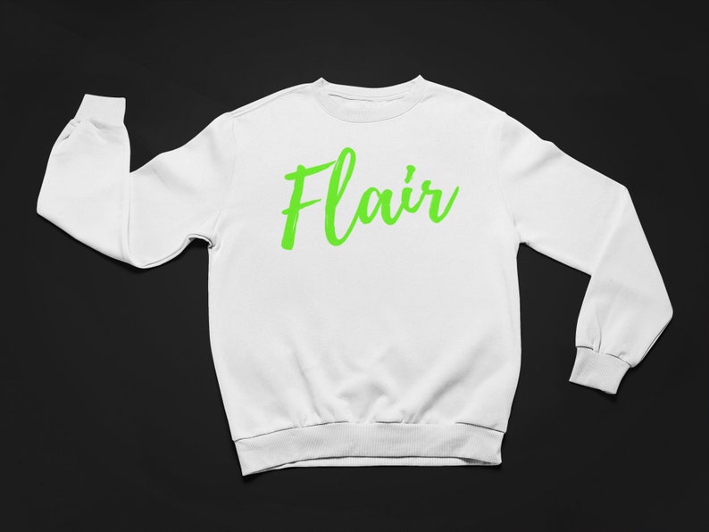 K&ouml;nnte beinhalten: Wei&szlig;er Pullover mit einem gr&uuml;nen "Flair"-Aufdruck auf der Vorderseite.
