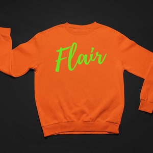 K&ouml;nnte beinhalten: Orangefarbener Pullover mit einem gr&uuml;nen "Flair"-Aufdruck auf der Vorderseite.