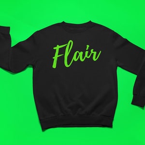 K&ouml;nnte beinhalten: Schwarzer Pullover mit einem gr&uuml;nen "Flair"-Aufdruck auf der Vorderseite.