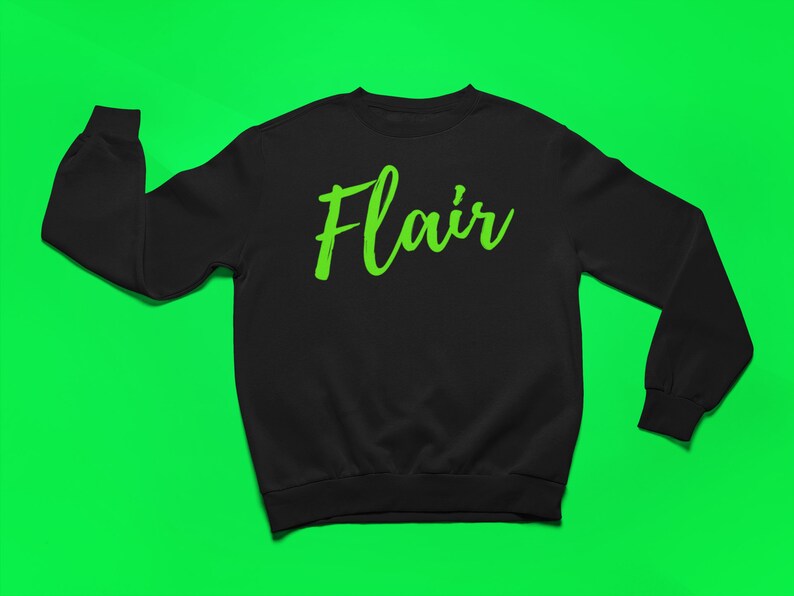 K&ouml;nnte beinhalten: Schwarzer Pullover mit einem gr&uuml;nen "Flair"-Aufdruck auf der Vorderseite.