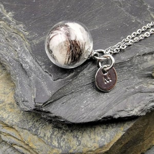 Vial con cadena llena de piel, cenizas o cabello, flores de su propio ramo de novia, joyas conmemorativas, joyas conmemorativas, encanto de letras