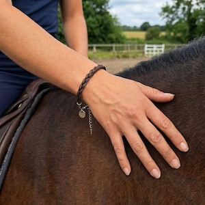 Bracelet en crin de cheval avec breloque lettre – Bijou personnalisé en crin d'animal, fabriqué à partir de poils de queue.