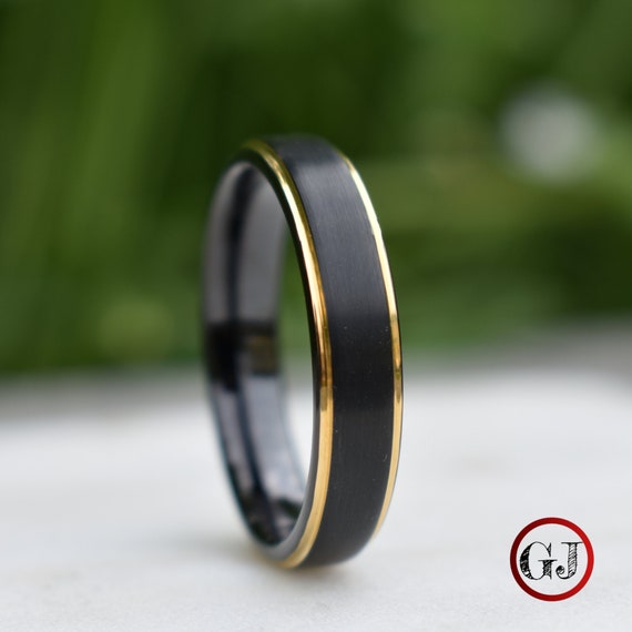 Anillo de tungsteno negro con bordes biselados dorados anillo