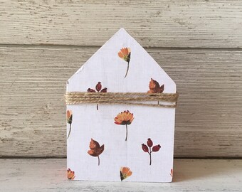 Blocco di legno dipinto a mano per la casa autunnale: vassoio decorativo con motivi floreali autunnali