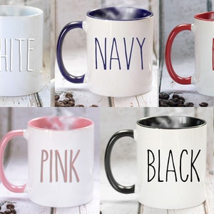 Puede incluir: Conjunto de seis tazas de cer&aacute;mica con bordes de diferentes colores. Las tazas son blancas con letras negras. Los colores de los bordes son blanco, azul marino, rojo, rosa y negro. Las tazas est&aacute;n dispuestas en dos filas de tres. El texto en las tazas dice "WHITE", "NAVY", "RED", "PINK" y "BLACK".