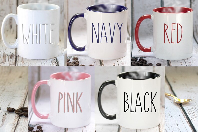 Puede incluir: Conjunto de seis tazas de cer&aacute;mica con bordes de diferentes colores. Las tazas son blancas con letras negras. Los colores de los bordes son blanco, azul marino, rojo, rosa y negro. Las tazas est&aacute;n dispuestas en dos filas de tres. El texto en las tazas dice "WHITE", "NAVY", "RED", "PINK" y "BLACK".