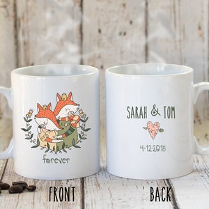 Puede incluir: Taza de cer&aacute;mica blanca con un dise&ntilde;o de dos zorros abraz&aacute;ndose y la palabra "forever" en la parte delantera. La parte posterior de la taza tiene el texto "SARAH & TOM" con un coraz&oacute;n y una flecha y la fecha "4-12-2018".