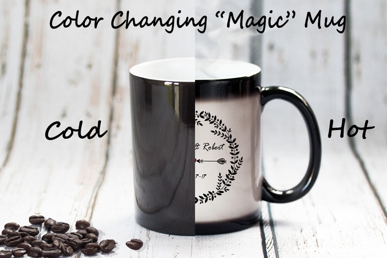 Puede incluir: Taza m&aacute;gica que cambia de color con un dise&ntilde;o en blanco y negro. La taza es negra cuando est&aacute; fr&iacute;a y revela un dise&ntilde;o blanco con una corona, una flecha y el texto "& Robert 7-17" cuando est&aacute; caliente.