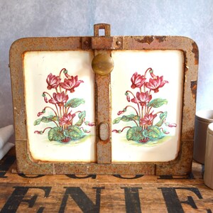 Porte de four français en fonte, poêle à bois des années 1800, panneaux de porte émaillés, récupération architecturale, décor cyclamen émaillé, décor de cuisine unique