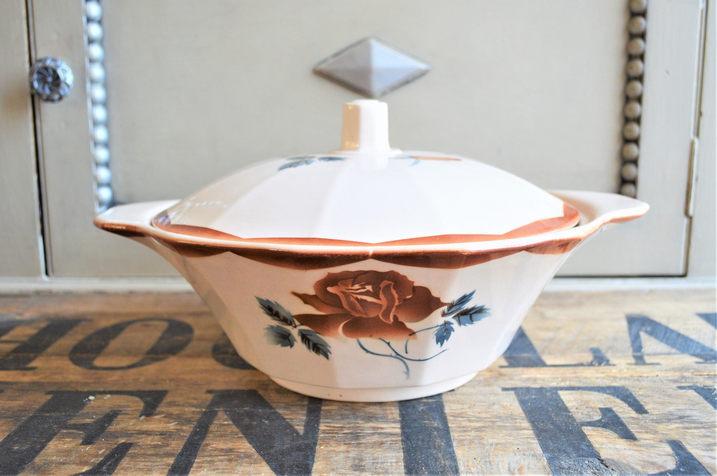 Grand Digoin Servant Tureen avec Décor de Rose Rouge, Saladier, Années 1930 en Très Bon État, Modèle