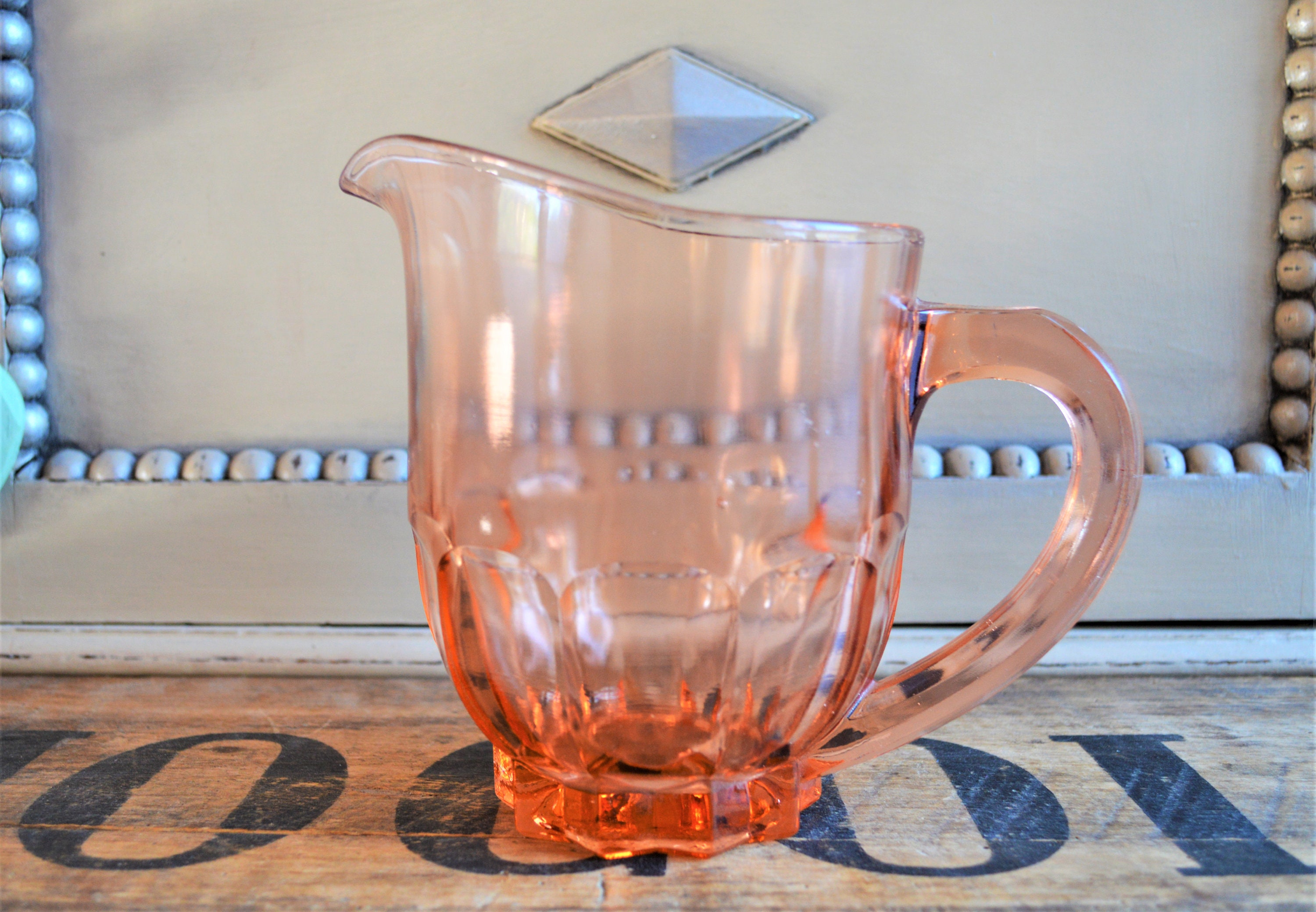 pichet en verre rose français pichet à eau luminarc, côtés facettés, 1 litre style chunky, table de ferme