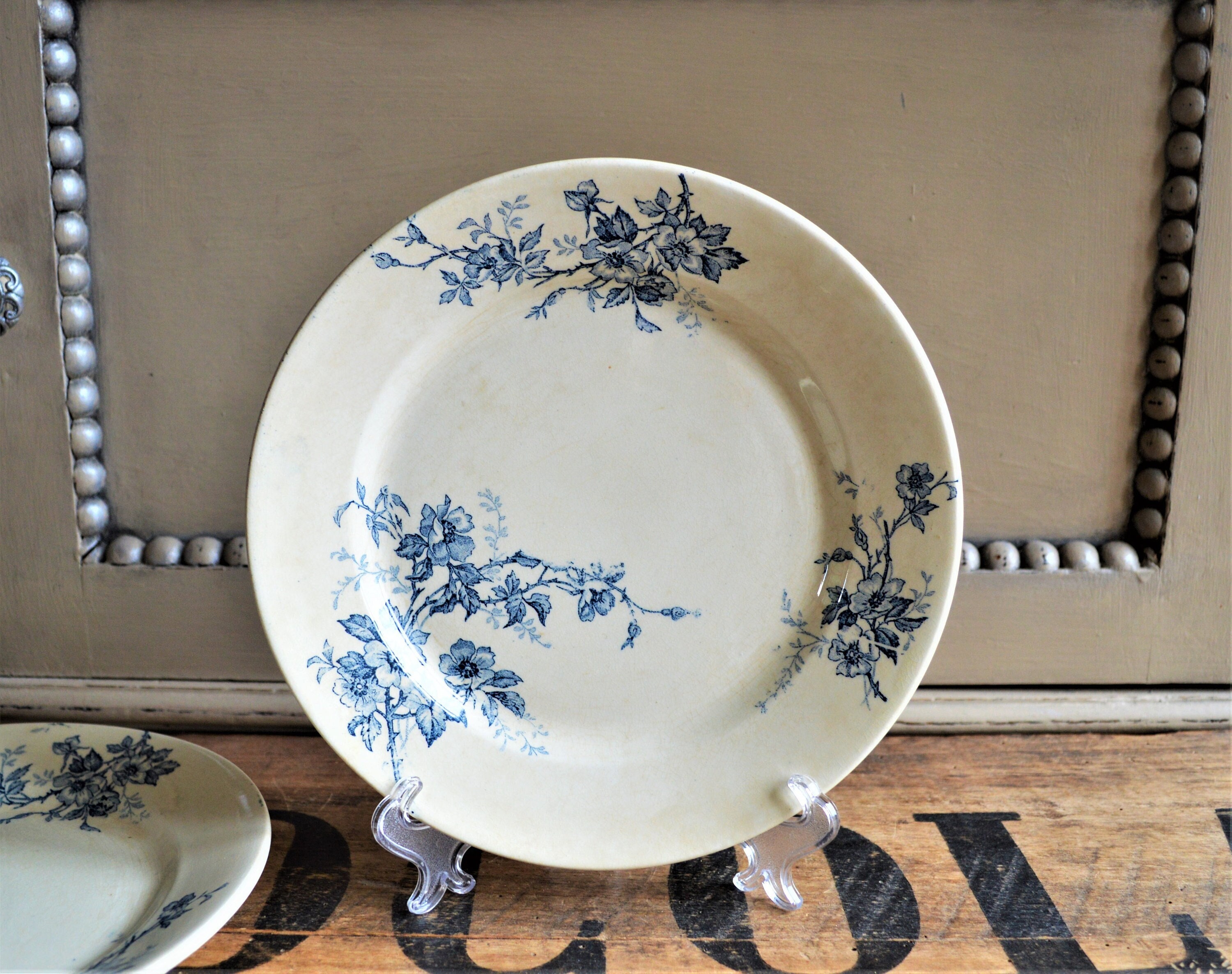 assiette en pierre de fer française clairefontaine eglantines, art nouveau, roses bleues, table ferme