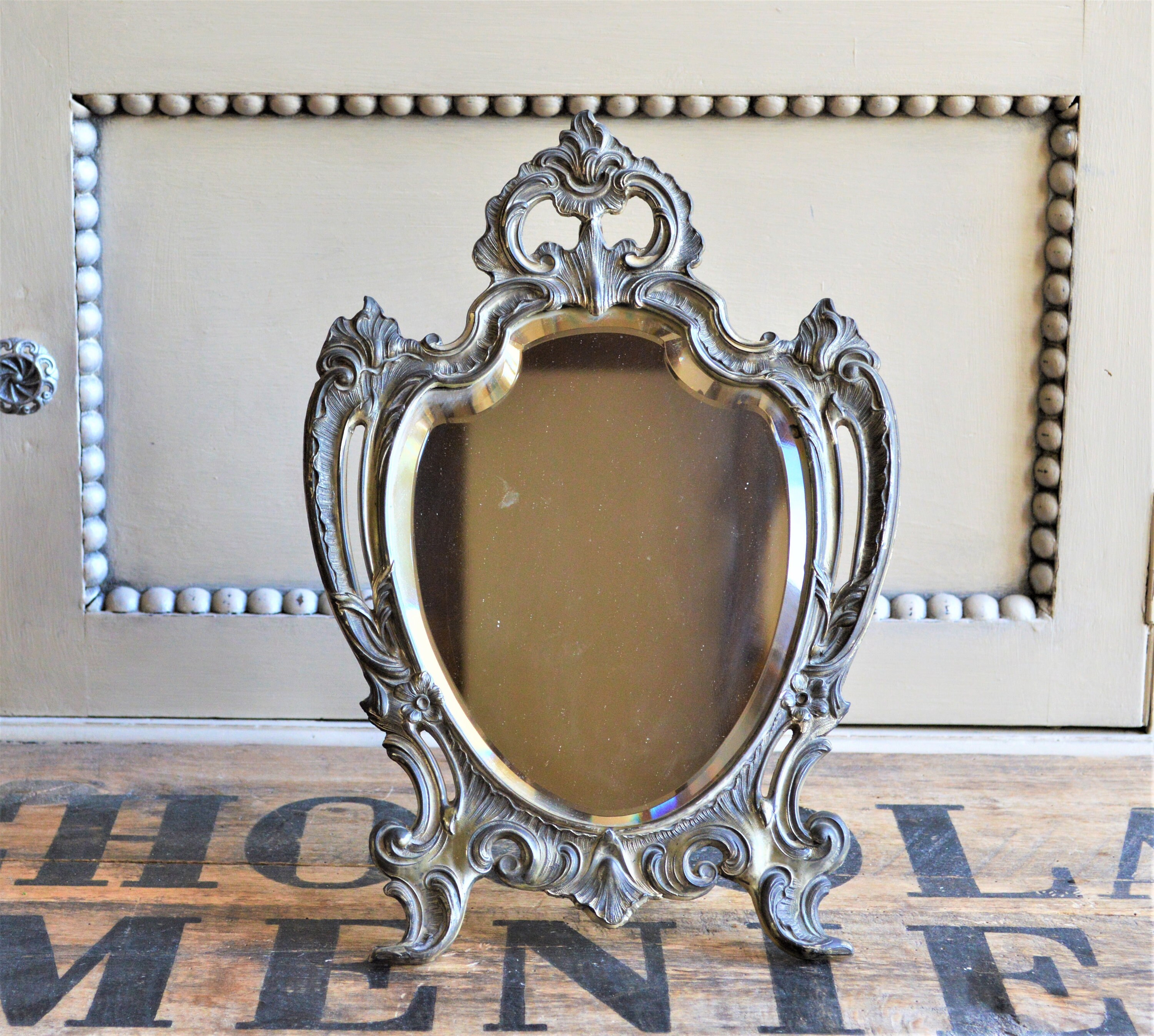 Français Miroir, Cadre