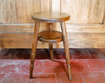 Französischer Hocker aus Kiefer mit Regal, Rustikaler Blumenständer Sellette, Nachttisch. Traditionell handgefertigte Landhausküche