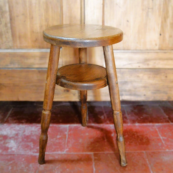 Französischer Hocker aus Kiefer mit Regal, Rustikaler Blumenständer Sellette, Nachttisch. Traditionell handgefertigte Landhausküche