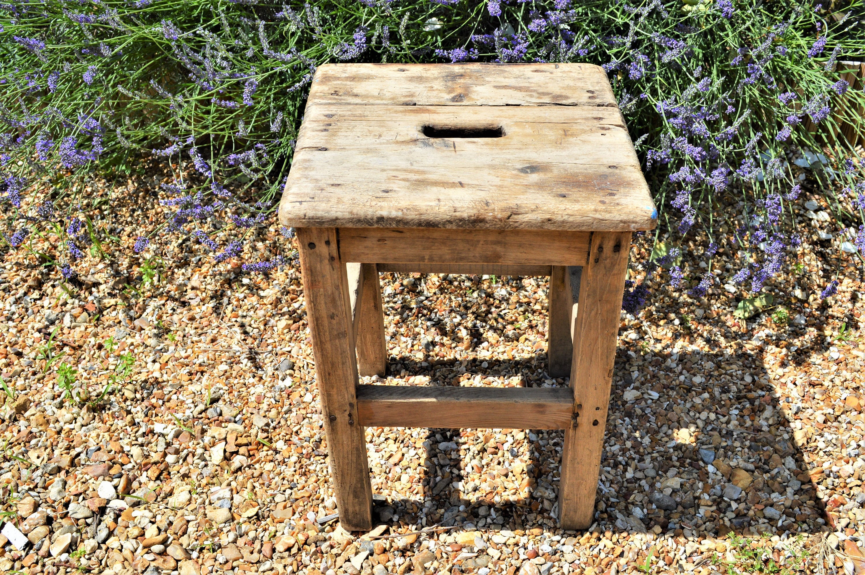 Français Tabouret en Bois avec Trou de Transport à Main, Aspect Authentique Patiné, Cuisine Ferme, T