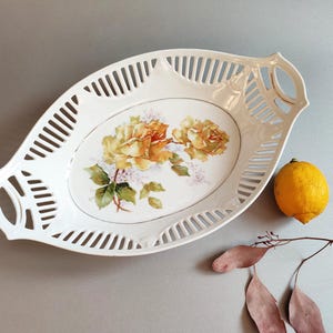 Puede incluir: Juego de tres tazas de cerámica con acabado mate moteado. Las tazas son de color crema, gris claro y gris oscuro. Cada taza tiene un diseño simple y minimalista, ideal para café o té.