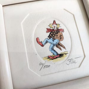 Könnte beinhalten: Ein gerahmter Druck mit einem Cartoon-Clown mit gelben Haaren, rotem Hut, karierter Weste und blauer Hose. Der Clown läuft auf einem gelben Untergrund. Der Druck ist mit 41/500 nummeriert und in der unteren Ecke mit Kai signiert.