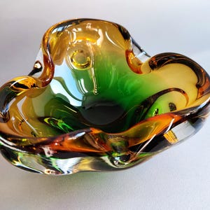 Bol triangular Murano Sommerso, verde ámbar, Italia, hecho a mano, pesado, cristal soplado a mano, pomos redondos, estilo moderno de mediados de siglo (MCM), en perfecto estado.