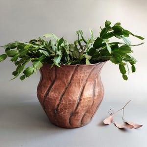 Antique XXL solid copper plant pot, 1920-1930, twisted, hammered, excellent condition, handmade.