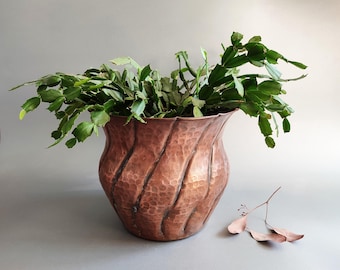 Antique XXL solid copper plant pot, 1920-1930, twisted, hammered, excellent condition, handmade.