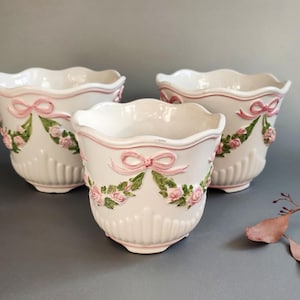 Set vintage di 3 vasi da fiori, vasi per piante, bianchi, ghirlanda di rose rosa, bordo ondulato, festivi, matrimonio, dipinti a mano