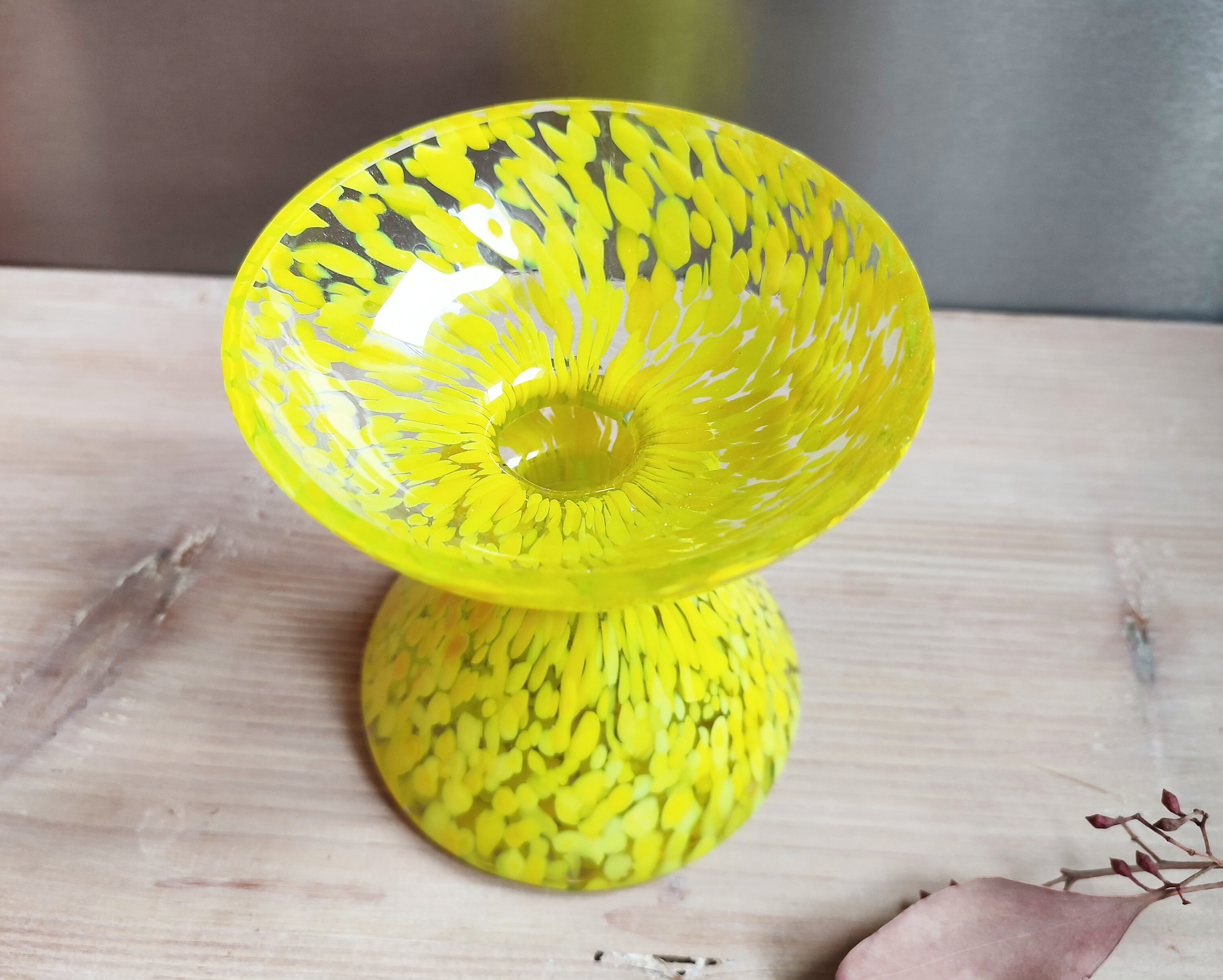 60s Vintage yellow Space Age 花器 レトロ 陶器 明るい黄色のヴィンテージ OP ART Space Age 燭台またはガラス製の花瓶