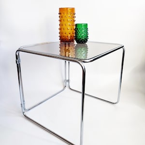 Vintage Bauhaus-sidobord från 1970-talet, förkromat sidobord i rökt glas, modernistisk design i mitten av århundradet