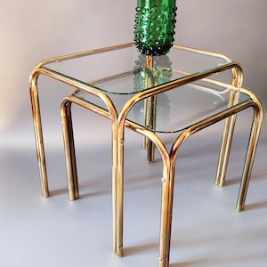 Dos mesas nido vintage, de latón con tapa de cristal, una mesa auxiliar rectangular, estilo retro de los años 70/80, en muy buen estado, recién pulidas.