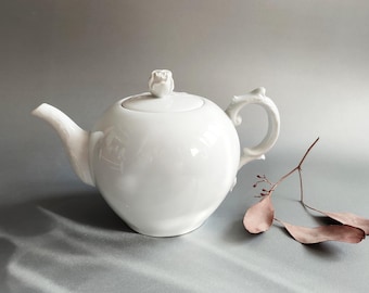 Vintage round Fürstenberg teapot, porcelain, white, with rose on the lid and rose knob, approx. 1 liter, excellent condition.