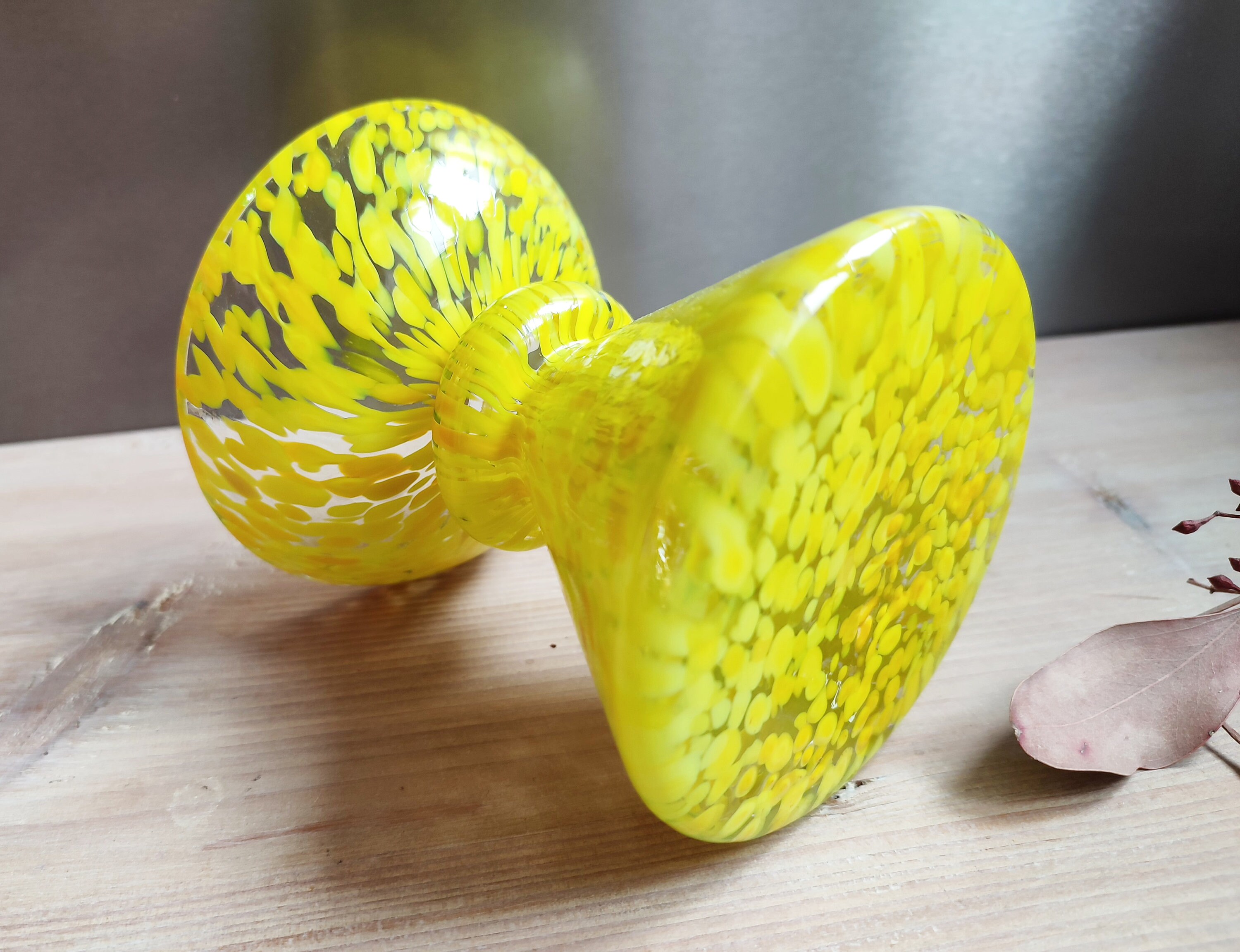 明るい黄色のヴィンテージ OP ART Space Age 燭台またはガラス製の花瓶