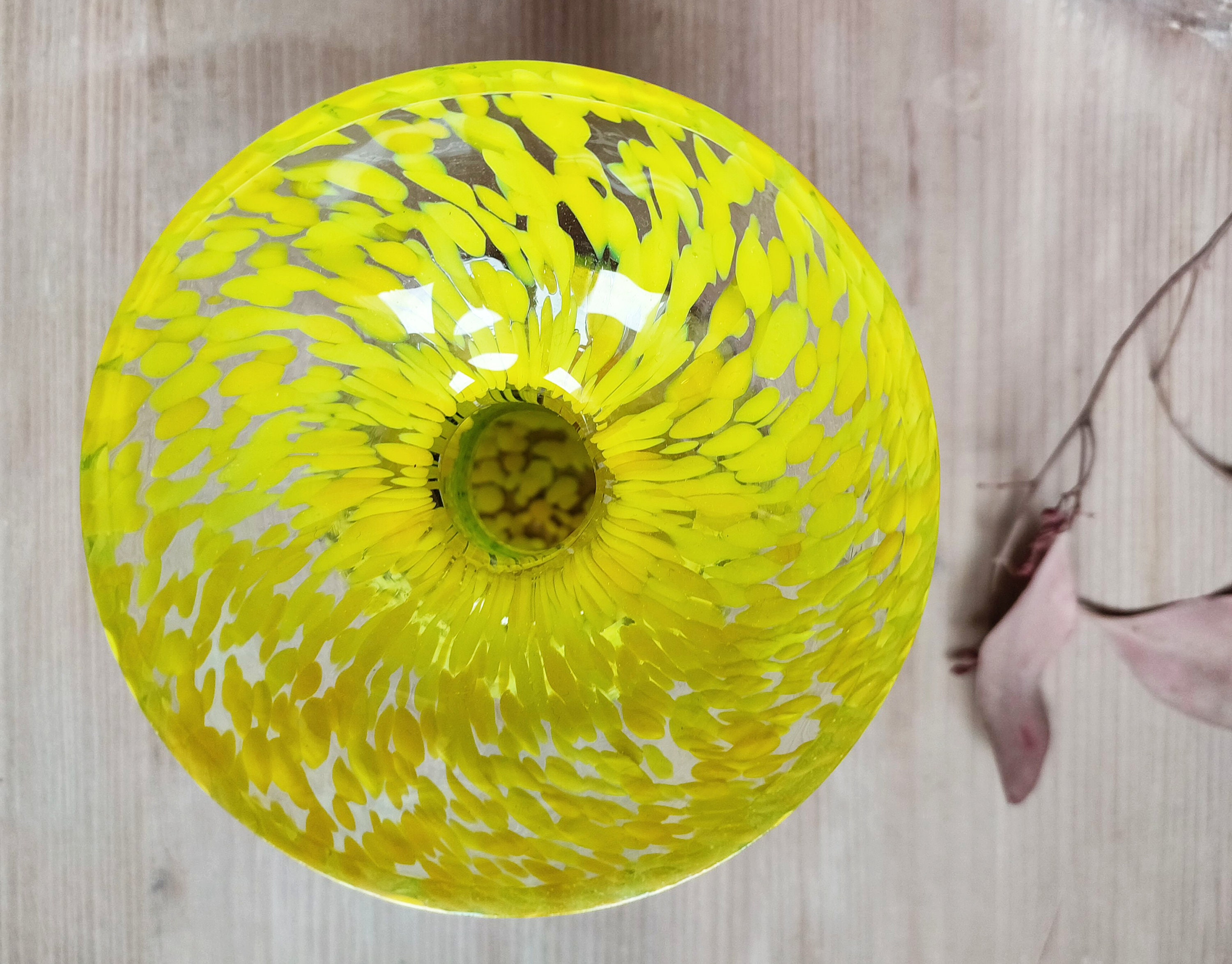 明るい黄色のヴィンテージ OP ART Space Age 燭台またはガラス製の花瓶