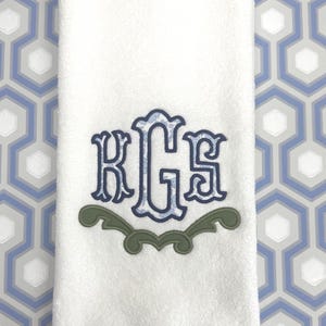 Geborduurde handdoek gastendoekje monogram Liberty London stoffen handdoek voor huwelijkscadeau of register Badkamerhanddoeken aangepast