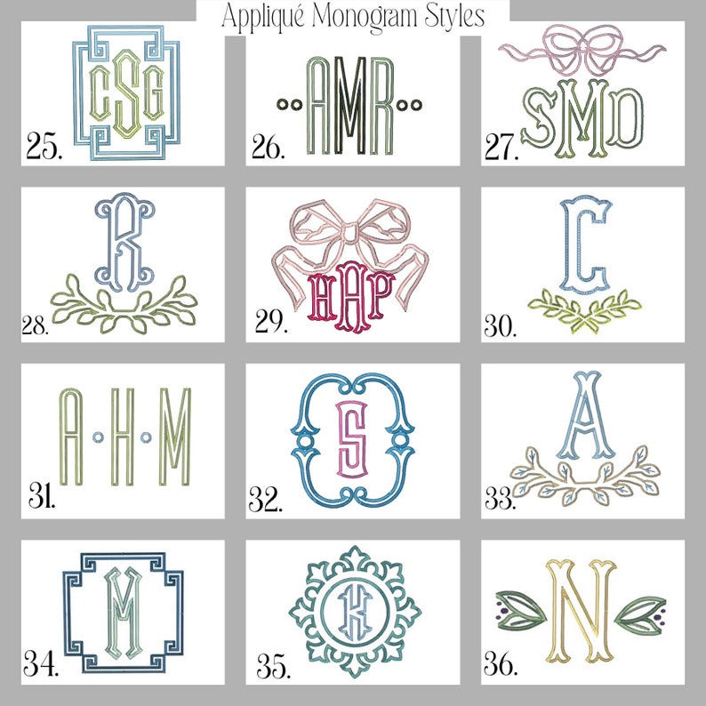 Op de afbeelding: Een grafiek met 12 verschillende monogram-stijlen. De stijlen omvatten een verscheidenheid aan lettertypen, randen en versieringen. De monogram-stijlen zijn genummerd van 25 tot en met 36.