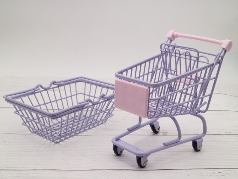 Puede incluir: Dos carros de la compra de metal morado. Uno es un carro peque&ntilde;o de mano y el otro es un carro m&aacute;s grande con ruedas.