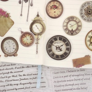 Könnte beinhalten: Eine Sammlung von Vintage-Uhr-Stickern mit verzierten Details und römischen Ziffern. Die Sticker sind auf durchsichtigem, transparentem Papier gedruckt und haben eine abgenutzte, antike Optik. Die Sticker sind perfekt, um Notizbüchern, Planern oder anderen Bastelprojekten einen Hauch von Vintage-Charme zu verleihen.
