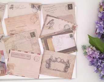 Puede incluir: Una colección de sobres de estilo vintage con varios diseños y sellos. Los sobres son en tonos de marrón, beige y blanco, algunos con patrones florales, pájaros y otros elementos decorativos. Los sobres están dispuestos sobre una superficie blanca.