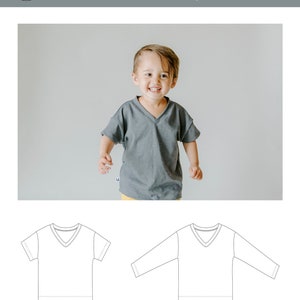 Könnte beinhalten: Ein Schnittmuster für ein weites V-Ausschnitt-Shirt für Babys und Kleinkinder. Das Schnittmuster enthält Anleitungen für kurze und lange Ärmel. Das Schnittmuster ist in den Größen NB - 9/10 erhältlich.