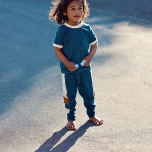 RETRO BUNDLE - Modelli di cucito per pantaloni da jogging retrò + magliette da ginnastica. Modelli facili per pantaloni da jogging e magliette da ginnastica per bambini e neonati.