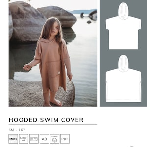 Puede incluir: Patrón de costura para una capa de baño con capucha, para tallas de 6 meses a 16 años. El patrón incluye instrucciones para tejer, en formato carta, A0 y PDF. La imagen muestra a un niño usando una capa de baño con capucha marrón.