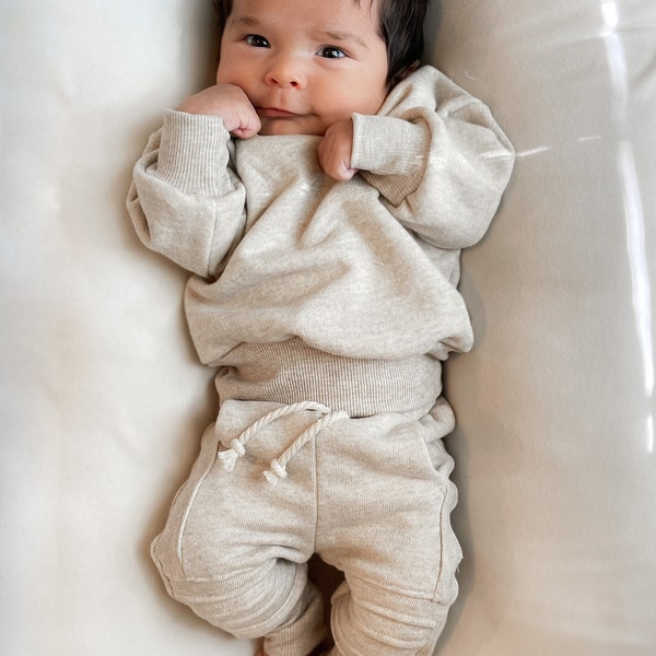 COZY BUNDLE - Taylor Joggers + Pull Surdimensionné.. Obtenez le look. Tenue confortable et chaleureuse à la mode pour les bébés, les garçons et les filles.