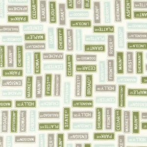 Moda Fabrics の Sweetwater による Main Street - ストリート サイン 55643-11 バニラ マルチ - 1/2 ヤード単位、連続カット