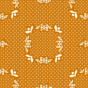 Op de afbeelding: Een naadloos patroon met een wit vlinderontwerp op een effen oranje achtergrond. De vlinder wordt omringd door kleine witte stippen en andere witte bloemvormen.