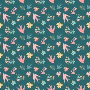 以下が含まれることがあります： ピンクと白の鳥と黄色、ピンク、青の花が繰り返し描かれた、ターコイズブルーの背景です。