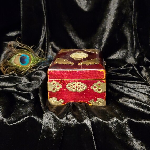 Vintage Chinese Carved Jade Chest Jewelry Box Gem