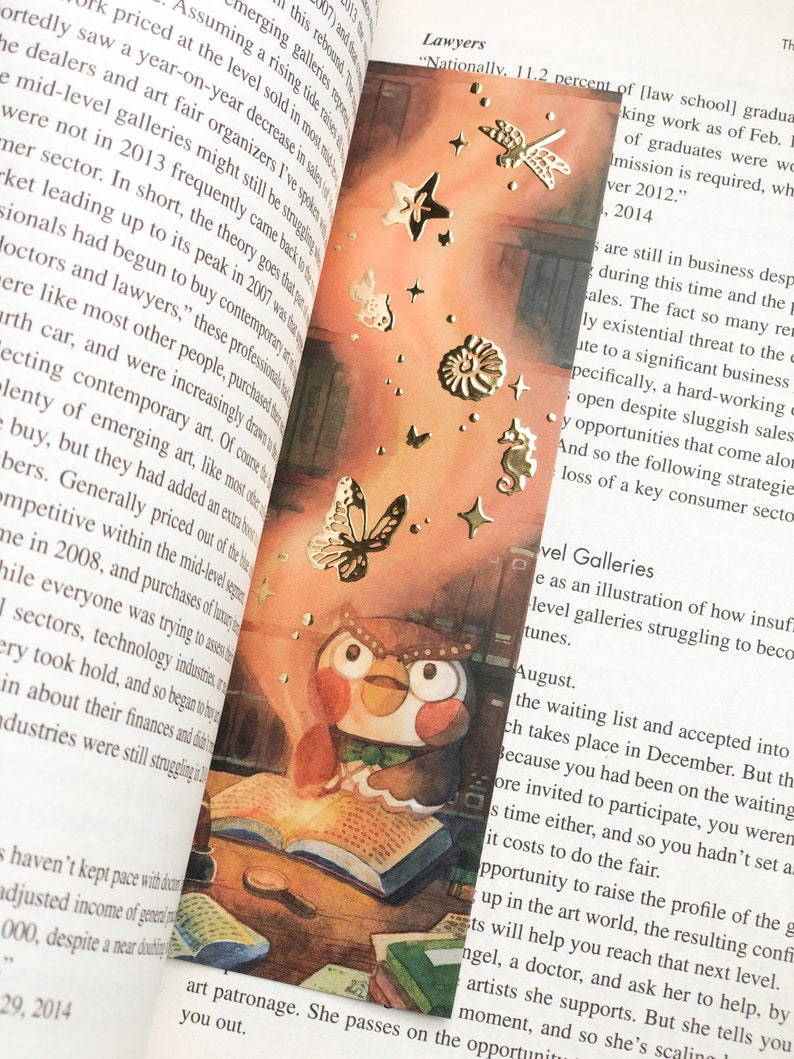 Puede incluir: Una ilustraci&oacute;n de acuarela de un b&uacute;ho marr&oacute;n con mejillas rosadas leyendo un libro. El b&uacute;ho est&aacute; rodeado de libros y otros objetos, y hay estrellas doradas y mariposas esparcidas alrededor de la imagen. El texto "Lawyers" y "Nationally, 11.2 percent of [law school] graduates were working as of Feb. 2014." es visible en el fondo.